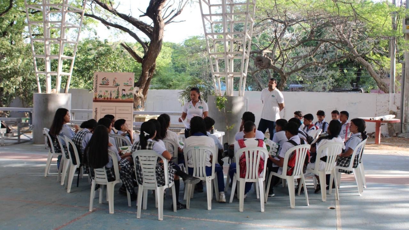 Estudiantes de Bonda con profesional de CORPAMAG en charla
